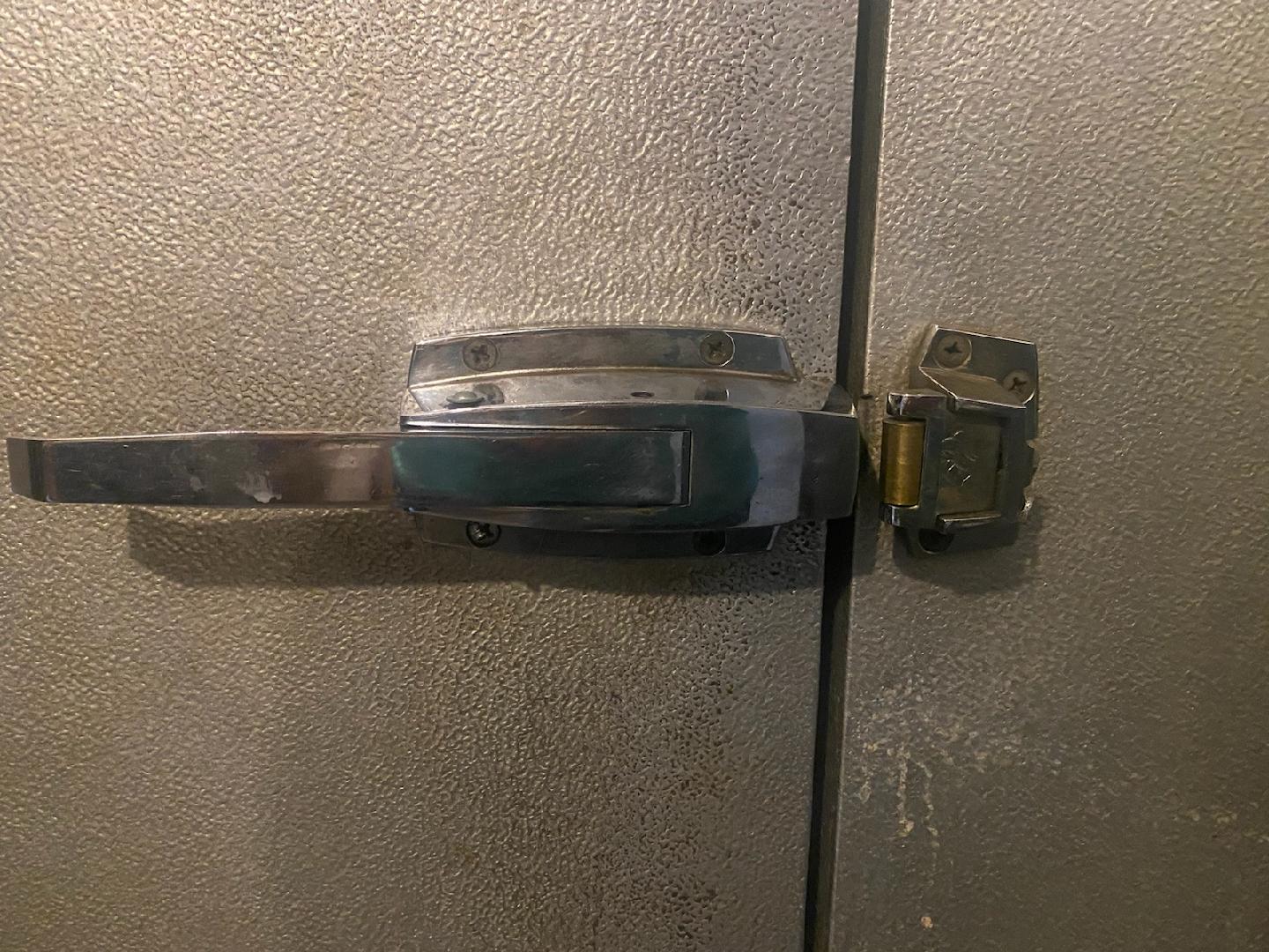 Latch With Strike, Adjustable 3/4" To 1-5/8" Offset (With Key Lock